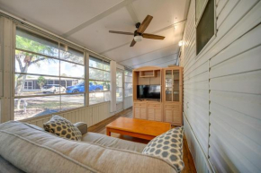 Bright Home Pool Access and Screened-In Porch!